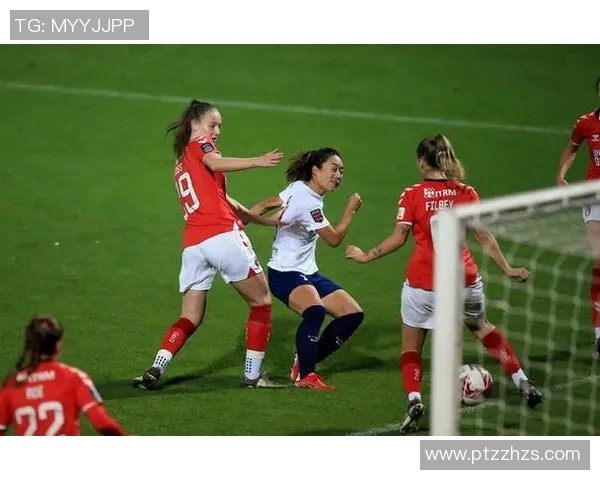 与足球明星亲密合影的女性们展现独特魅力与风采